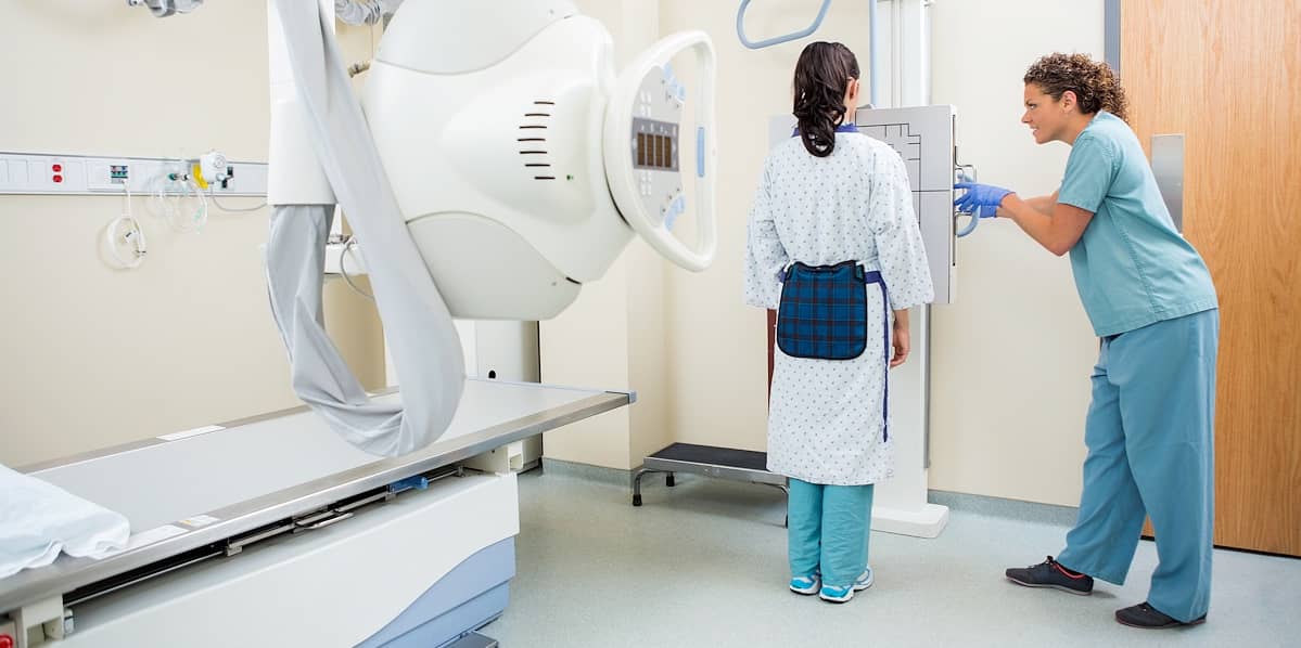 primaMED students learning X-ray positioning techniques